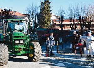 Benedizione trattori degli agricoltori nel piazzale del Santuario di Sommariva Bosco